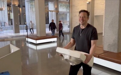 VIDEO: Elon Musk vkráčal do sídla Twitteru s umývadlom v ruke. Rozhoduje sa, či sociálnu sieť naozaj odkúpi