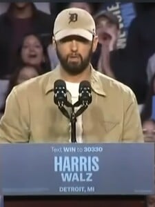 VIDEO: Eminem otvorene podporil Kamalu Harrisovú. Obama na mítingu zarapoval Lose Yourself