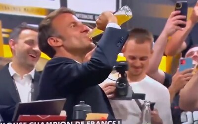 VIDEO: Emmanuel Macron vypil fľašu piva za 17 sekúnd. Čelí kritike za podporu pitia aj toxickej maskulinity