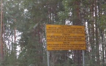 VIDEO: Estónske úrady zverejnili zábery ruských ozbrojencov na hranici. Cestu cez ruské územie uzavreli