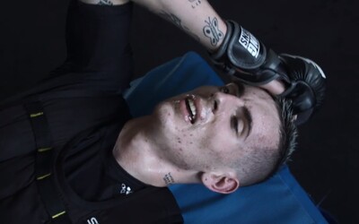 VIDEO: Expl0ited na extrémním MMA tréninku padá bez sil k zemi, VláďaVideos se koupe v ledové vodě