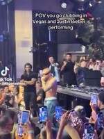 VIDEO: Falošný Justin Bieber sa dostal na pódium vo Vegas. Uveril mu celý klub, desiatky návštevníkov si ho natáčali