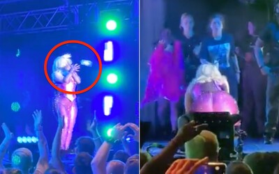 VIDEO: Fanúšik hodil speváčke Bebe Rexhe do hlavy telefón počas koncertu. Skončila v nemocnici s rozťatým obočím