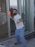 VIDEO: Fanúšik špehoval dronom Drakea v luxusnom penthouse. Raper po ňom hodil šľapku