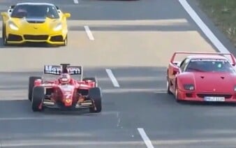 VIDEO: Formula sa prehnala po českej diaľnici. Policajti zastavili vodiča až na dvore jeho domu