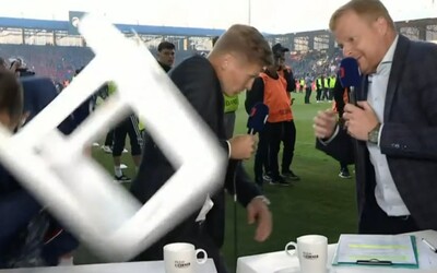 VIDEO: Fotbalovému fanouškovi, který zranil moderátora ČT, hrozí až tři roky vězení