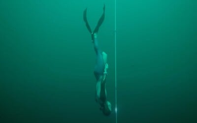 VIDEO: Francouzský freediver překonal světový rekord v hloubkovém potápění 