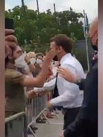 VIDEO: Francouzský prezident Macron dostal na setkání s veřejností facku