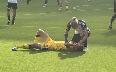 VIDEO: Futbalista počas zápasu Premier League skončil po desivom úraze na kyslíku. Na zázname vidno, čo sa stalo s jeho členkom