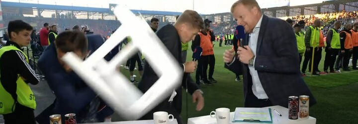 VIDEO: Futbalový fanúšik zranil moderátora Českej televízie. Kopol doňho stoličku, teraz mu hrozí väzenie