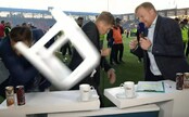 VIDEO: Futbalový fanúšik zranil moderátora Českej televízie. Kopol doňho stoličku, teraz mu hrozí väzenie