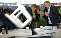 VIDEO: Futbalový fanúšik zranil moderátora Českej televízie. Kopol doňho stoličku, teraz mu hrozí väzenie