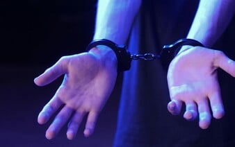 VIDEO: Gang v Praze přepadával lidi. Mladí cizinci napadli oběti zezadu a kopali na zemi