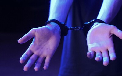 VIDEO: Gang v Praze přepadával lidi. Mladí cizinci napadli oběti zezadu a kopali na zemi