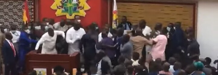 VIDEO: Ghanští poslanci se v parlamentu porvali
