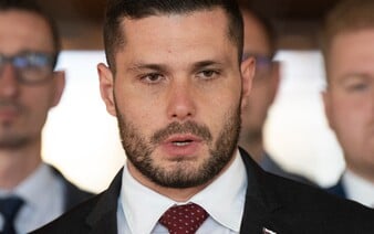 VIDEO: Glück má plán na zníženie počtu krádeží. Zlodejov chce obliekať do bundy „Kradol som“
