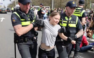 VIDEO: Greta Thunberg byla zadržena policií. Se skupinou demonstrantů se pokusila zablokovat hlavní dálnici do Haagu
