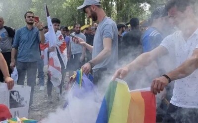 VIDEO: Gruzínsky Pride narušili nahnevaní demonštranti. Rabovali bary a vtrhli na pódium, kde zapaľovali dúhové vlajky