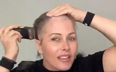 VIDEO: Herečka z Pobřežní hlídky si oholila vlasy. Diagnostikovali jí rakovinu, lidé jí na pomoc přispěli už milion korun