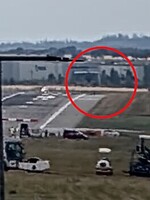 VIDEO: Honička po pražském letišti jako z GTA. Motorkář prorazil plot a vjel na dráhu