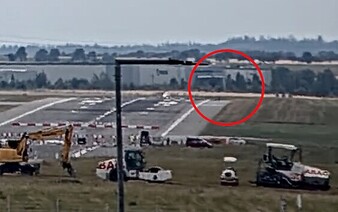 VIDEO: Honička po pražském letišti jako z GTA. Motorkář prorazil plot a vjel na dráhu
