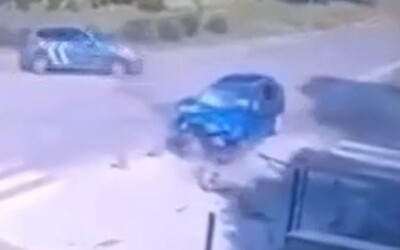 VIDEO: Hrozivú nehodu v Tomášove zachytila dopravná kamera. Vodič unikal pred policajtami a vrazil do áut