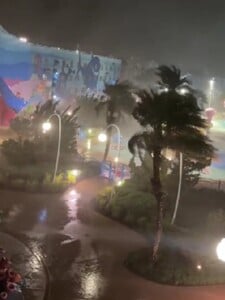 VIDEO: Hurikán Milton zasiahol Disney World. Autentické zábery ukazujú, ako sa ho zamestnanci snažia zachrániť