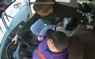 VIDEO: Iba 13-ročný chlapec zastavil v USA rútiaci sa autobus po tom, ako vodička skolabovala. V rodnom meste je hrdinom