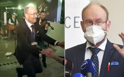 VIDEO: Infektológ Jarčuška porušil pandemické opatrenia. V červenom okrese nemal vnútri nasadený respirátor