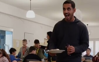 VIDEO: Influencer sa v Piešťanoch vkradol do školy. Bez problémov si vybavil aj obed