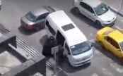 VIDEO: Iránska mravnostná polícia zatkla ďalšiu ženu s odhalenými vlasmi. Zviazanú ju vliekli do auta
