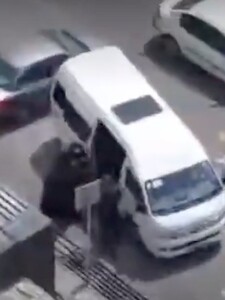 VIDEO: Iránska mravnostná polícia zatkla ďalšiu ženu s odhalenými vlasmi. Zviazanú ju vliekli do auta