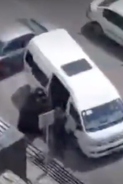 VIDEO: Íránská mravnostní policie zatkla další ženu s odhalenými vlasy. Svázanou ji vlekli do auta
