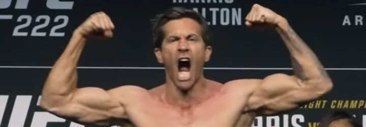 VIDEO: Jake Gyllenhaal dal facku bývalému zápasníkovi MMA. Takto na podujatí UFC nakrúcal nový akčný film