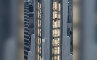 VIDEO: Jared Leto vylezl na Empire State Building, aby oznámil velkou novinu. Týká se i Česka