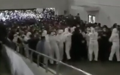 VIDEO: Jeden ze zaměstnanců letiště byl pozitivní na COVID-19. Personál se vzbouřil proti testování a převálcoval zdravotníky