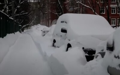 VIDEO: Jedna z najsilnejších snehových búrok za posledných 60 rokov. Takto to aktuálne vyzerá v Rusku