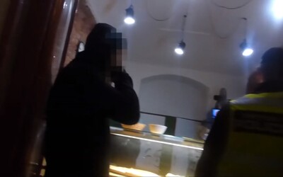 VIDEO: Jedna z pražských pizzerií měla večer otevřeno. Obsluhovala ve vnitřních prostorách muže bez roušky 