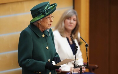 VIDEO: „Její veličenstvo královna Alžběta II. je kolonizátorka,“ prohlásila australská senátorka při skládání přísahy