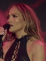 VIDEO: Jennifer Lopez zasáhl na koncertě obří hmyz. Zpěvaččina reakce válcuje sociální sítě