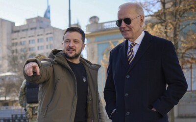 VIDEO: Joe Biden kráčel Kyjevem za zvuku leteckého poplachu