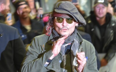 VIDEO: Johnny Depp dorazil do Karlových Varů. S fanoušky vtipkoval a zdravil je