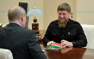 VIDEO: Kadyrov je hrdý na patnáctiletého syna Adama. Ten zmlátil vězně obviněného z pálení koránu