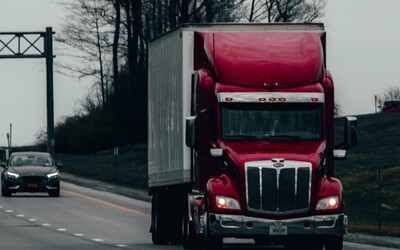 VIDEO: Kamion rozsypal náklad vibrátorů a lubrikačního gelu na silnici