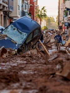 VIDEO: Katastrofální povodně ve Španělsku. Do Valencie přijíždí pomoct tisíce dobrovolníků