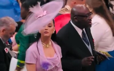 VIDEO: Katy Perry pobavila internet, zmateně hledala své místo na korunovaci Karla III. Jak na vtipy zareagovala?