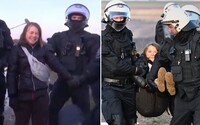 VIDEO: Keď policajti Gretu Thunberg zadržiavali, po celý čas sa usmievala. Zverejnili zábery zo zásahu