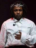 VIDEO: Kendrick Lamar ukončil koncert na Glastonbury protestom za ženské práva. Ak súdia vás, súdia Boha