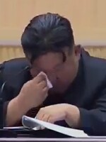 VIDEO: Kim Čong-un sa rozplakal v priamom prenose. Národu v slzách hovoril o vážnom probléme krajiny