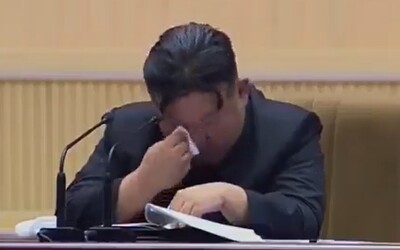 VIDEO: Kim Čong-un sa rozplakal v priamom prenose. Národu v slzách hovoril o vážnom probléme krajiny
